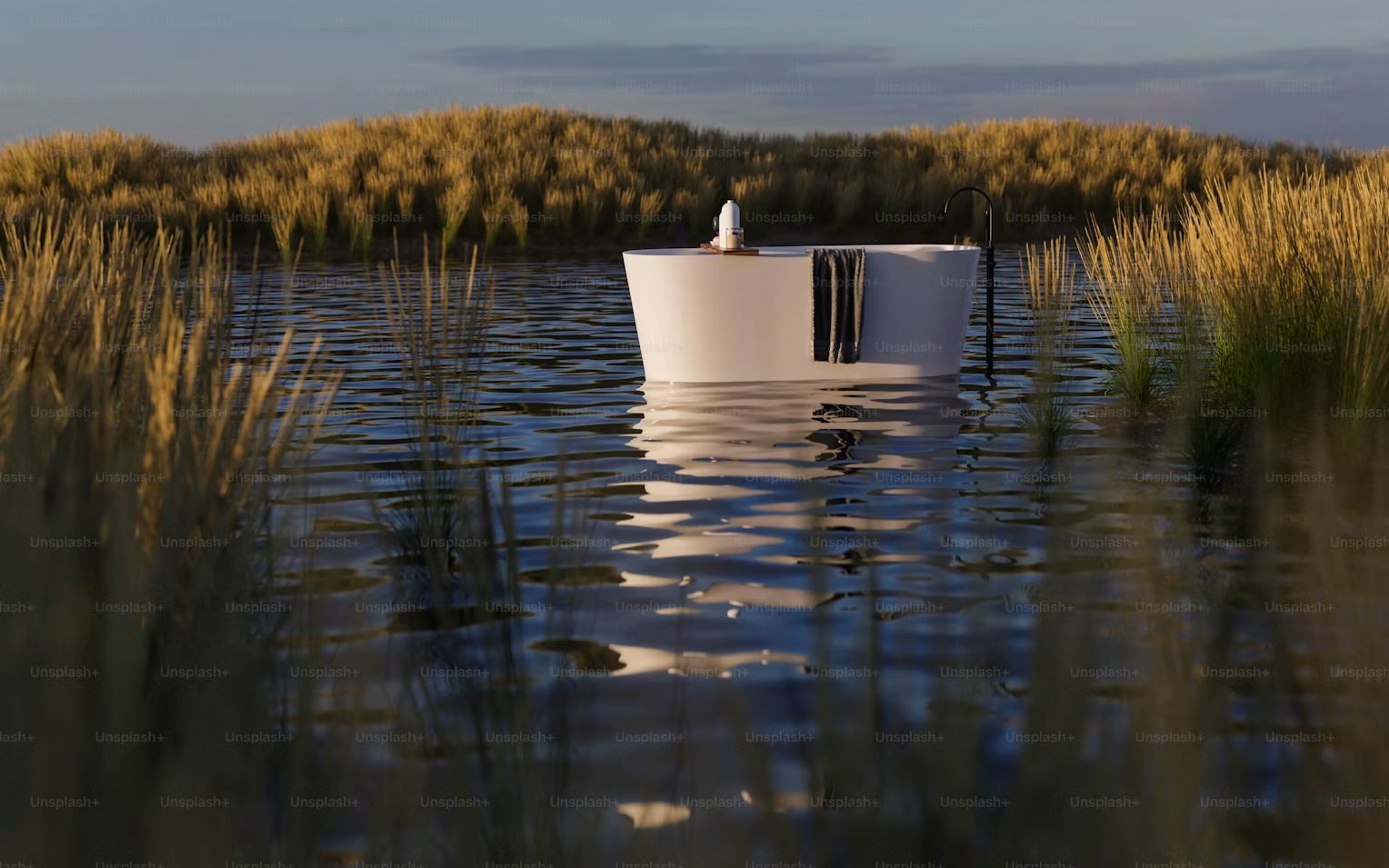 Sereen water met riet — balans tussen mens en machine